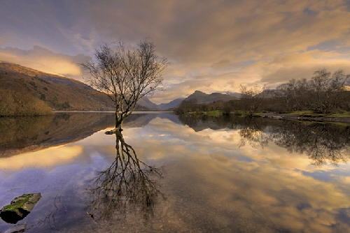 Huw Williams Awyr Goch ar Padarn. Red sky on Padarn